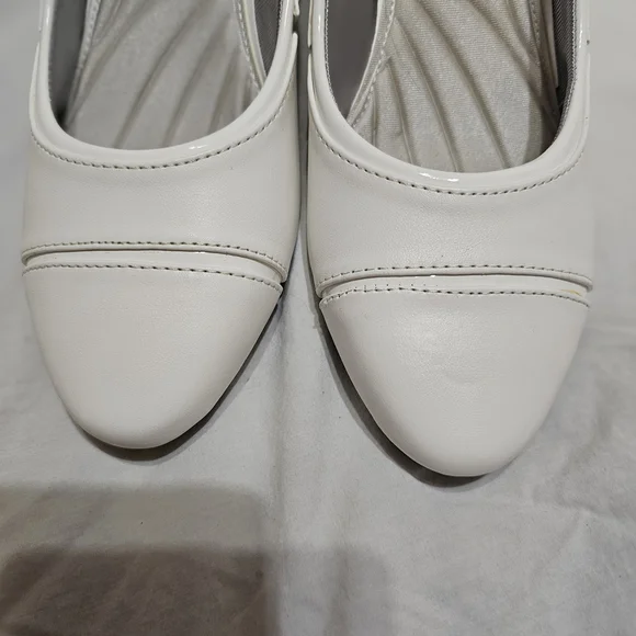 Easy Street Women's White Heels - Picture 6 of 8